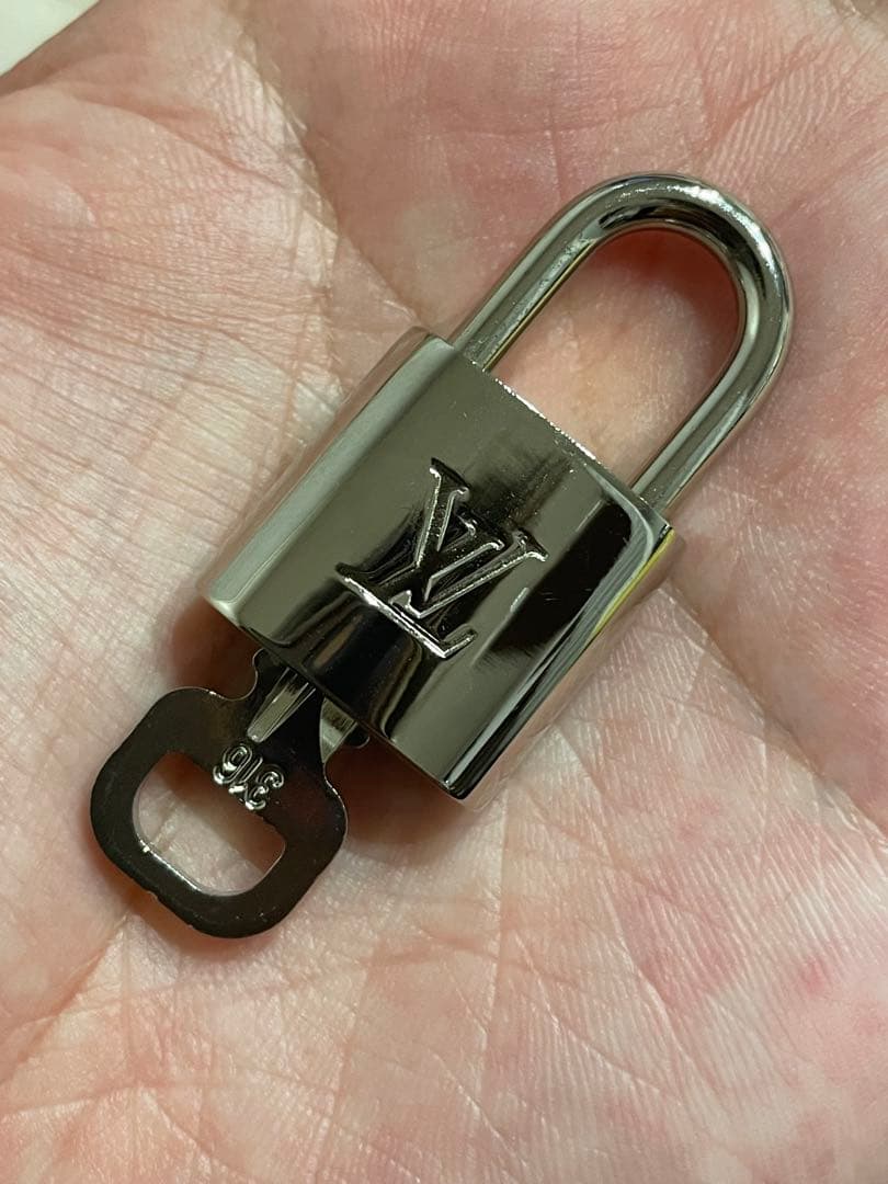 ヴィトン 鍵　カデナ　南京錠　カギ　付属品　純正　中古　シルバー　セット