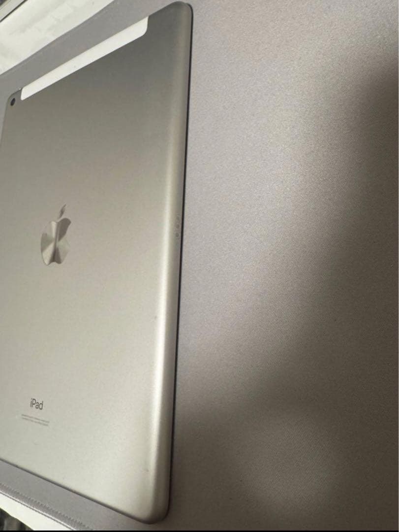 極美品 Apple iPad8 Wi-Fi+Cellular 第８世代 シルバー