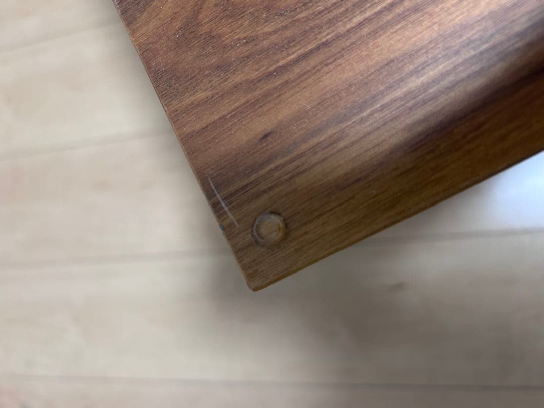 モダンな木製ガラステーブル