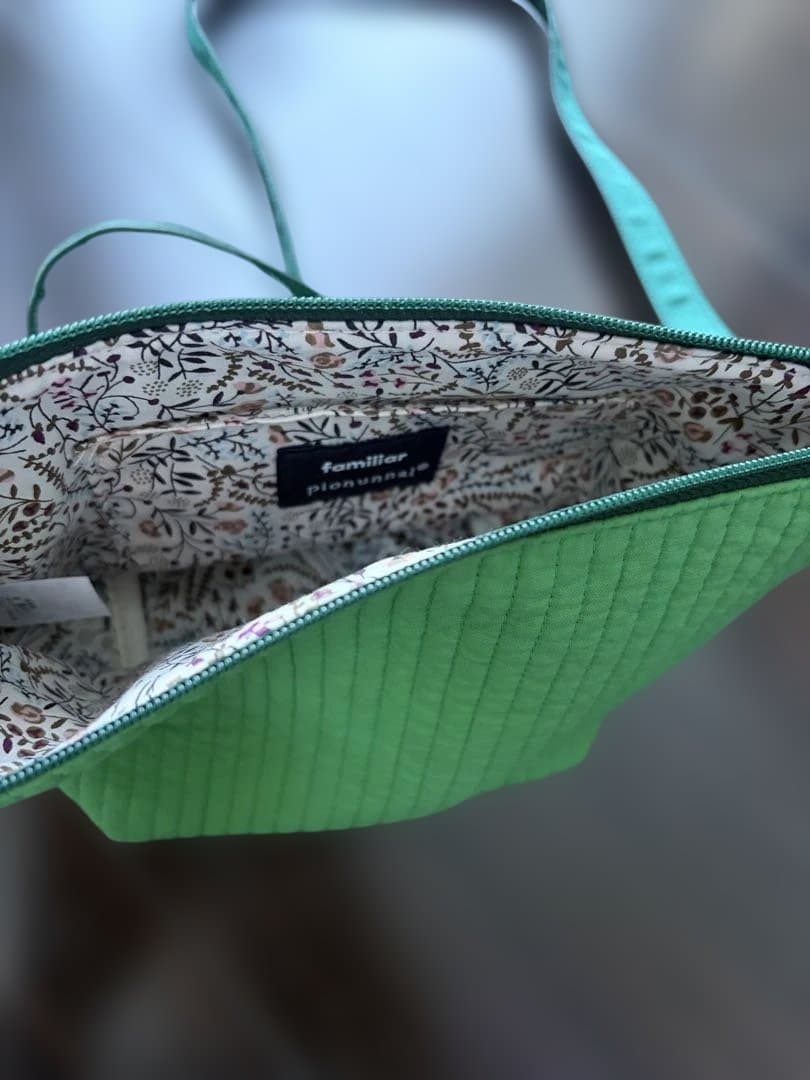 ファミリア×ピオヌンナル　グリーン ショルダーバッグ クマ付き