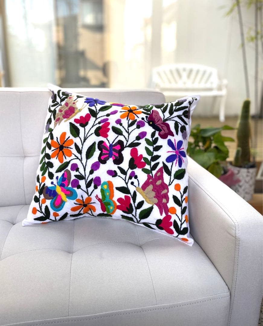 花と蝶のメキシコ伝統テナンゴ刺繍クッションカバー