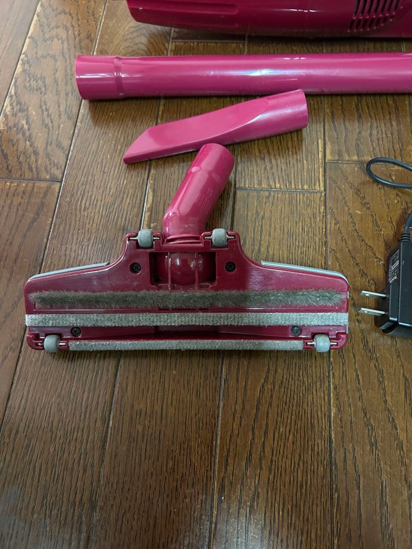 Makita コードレス掃除機 充電器、スタンド付き 赤