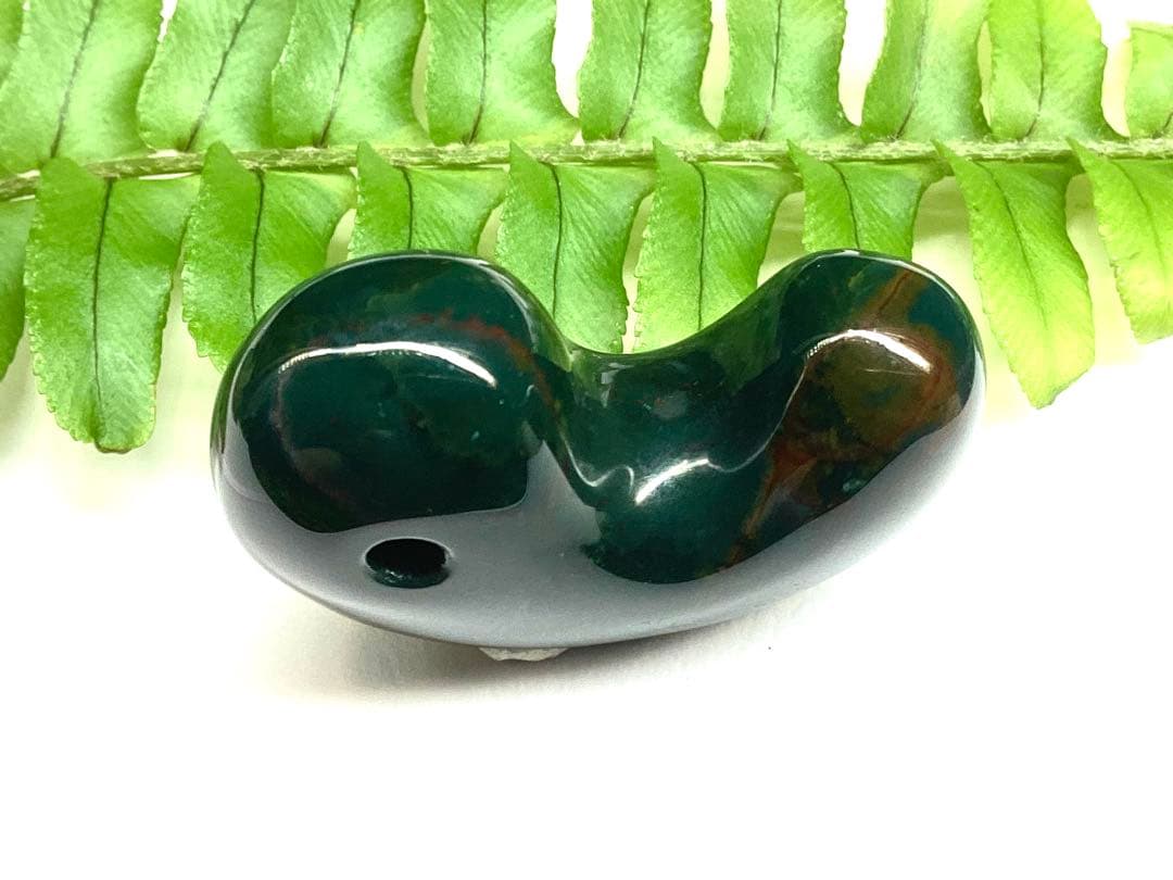 神宿る【 出雲石(青緑色の碧玉) 】島根県花仙山瑪瑙　青瑪瑙　出雲型勾玉　鑑別