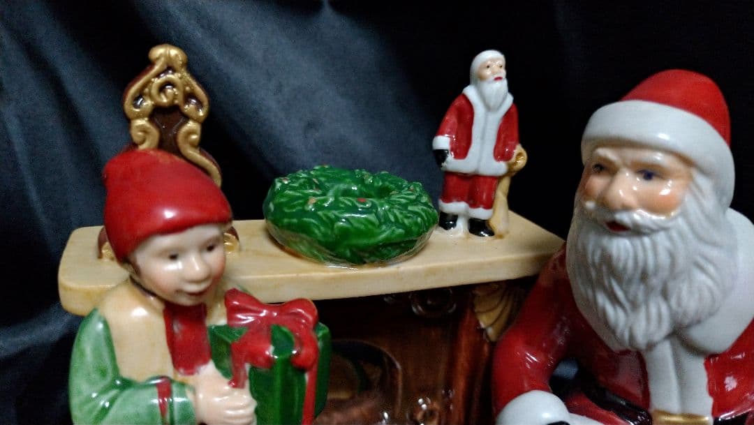 ビレロイボッホ　サンタとエルフと暖炉の置物