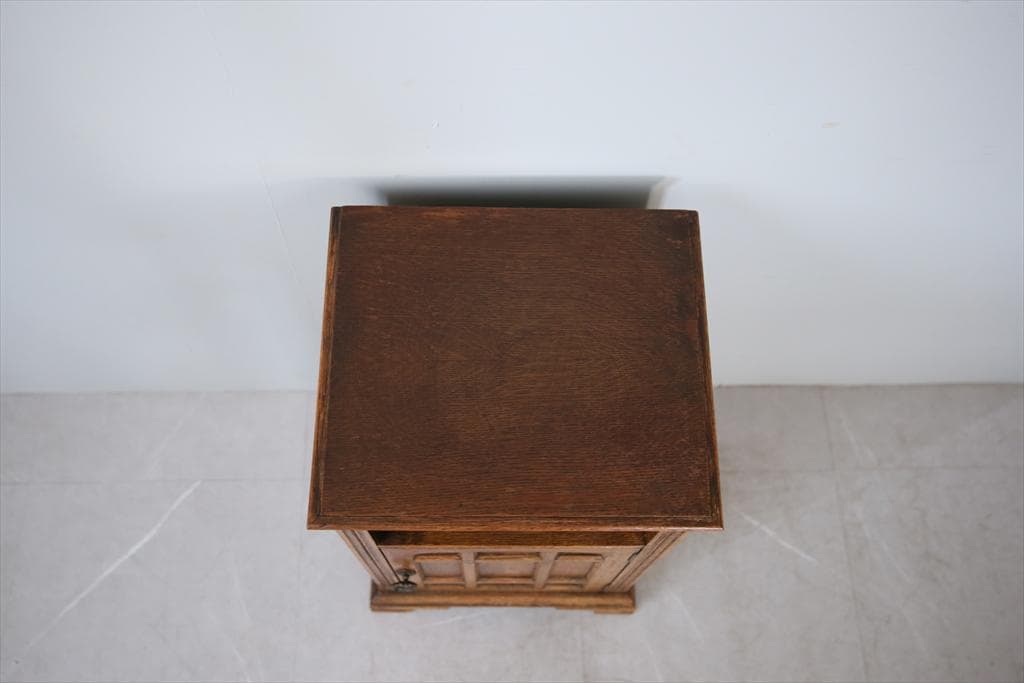 英国アンティーク木製ベッドサイドキャビネット/机/ナイトテーブル(92-106)