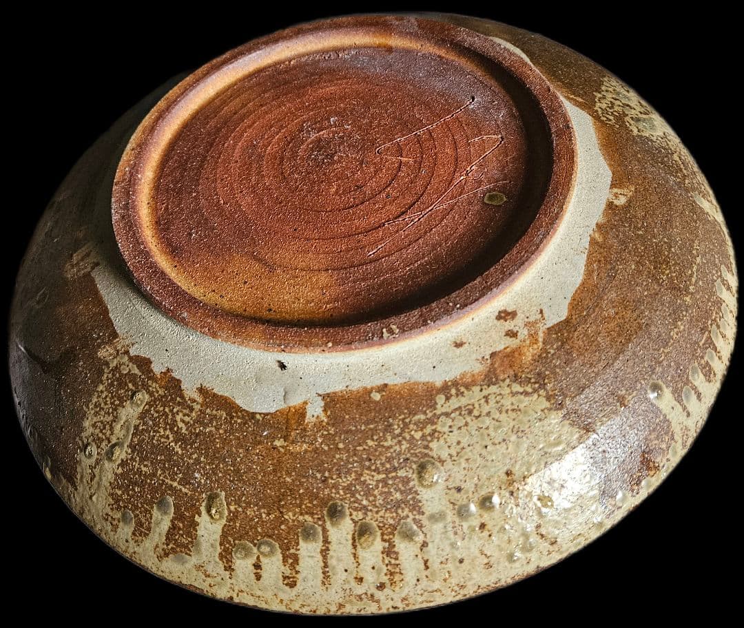 陶器の皿 自然な模様付き