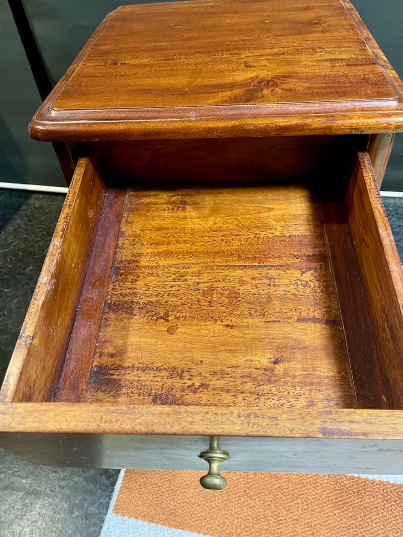 クラシック家具 チェスト ナイトテーブル アンティーク？