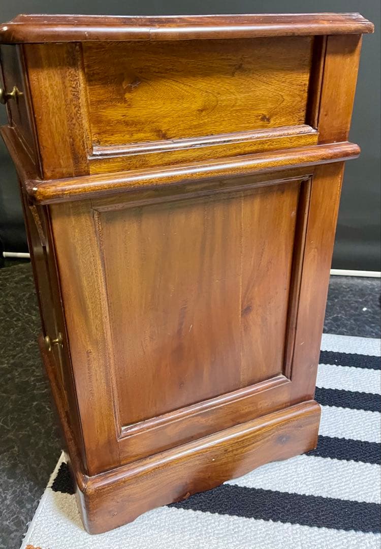 クラシック家具 チェスト ナイトテーブル アンティーク？