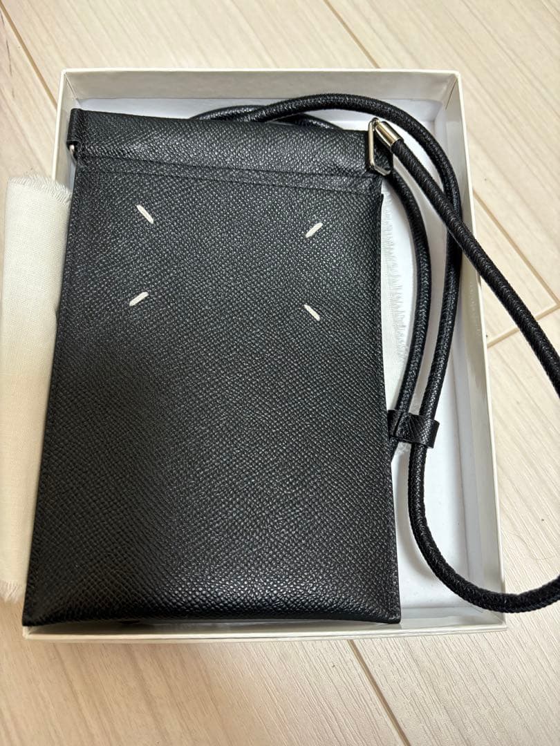 箱、タグつき　未使用　マルジェラ　スマホショルダーバッグ ブラック