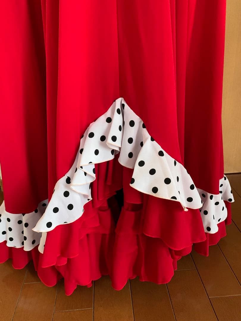 赤いフリル付きフラメンコドレス
