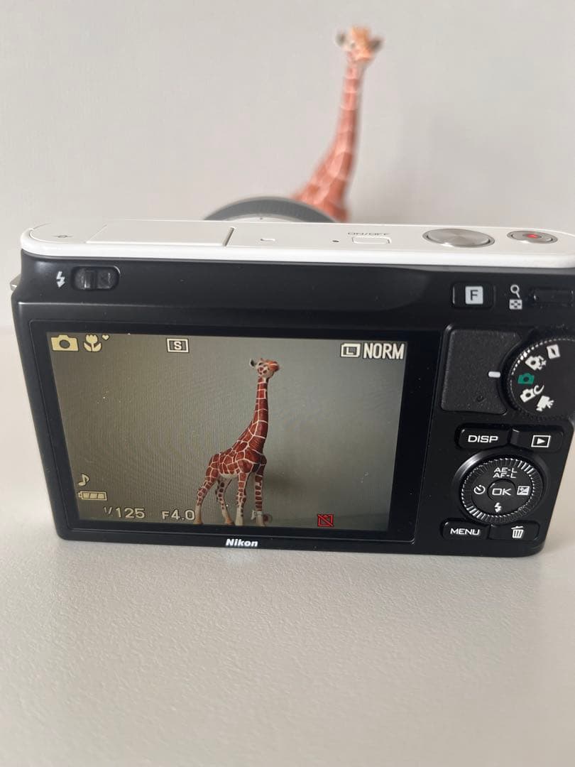 ニコンNikon 1 J2 ホワイト　コンデジ　デジカメ