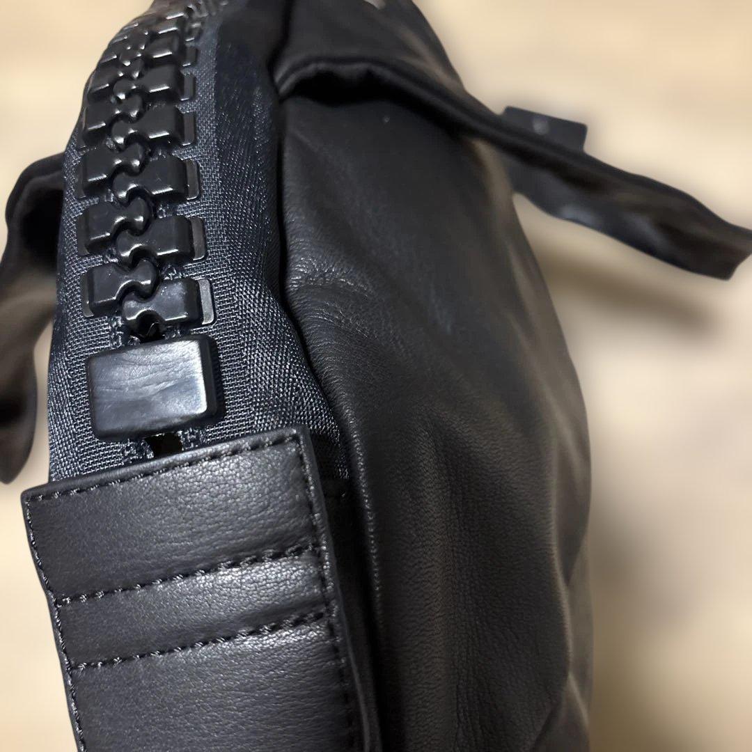 むんてま　カワカワ黒レザーオーバル型バッグ　おまけ付き