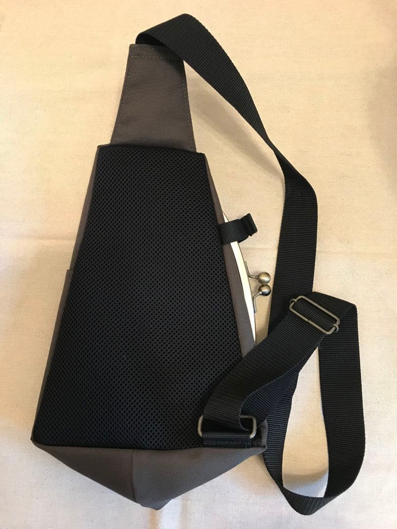 日曜限定値下げ　AYANOKOJI がま口　ボディバッグ　カーキ