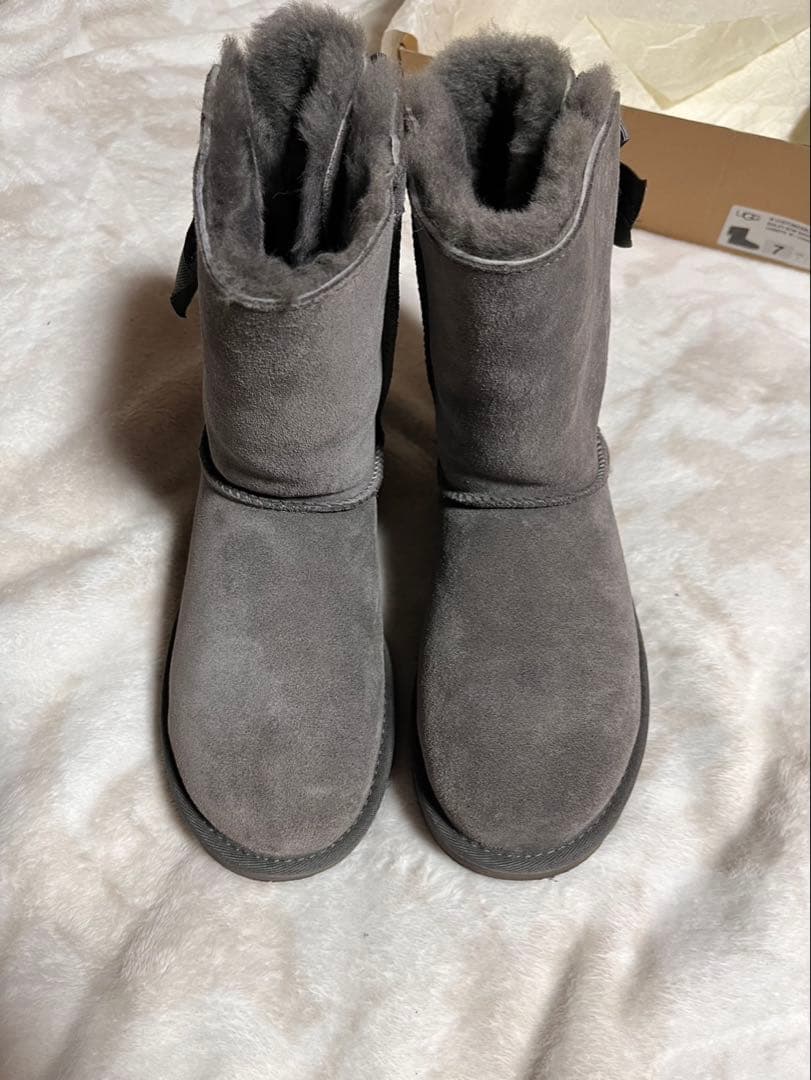 UGG グレー リボン付き ムートンブーツ　ケアプロテクターと替えリボン付き