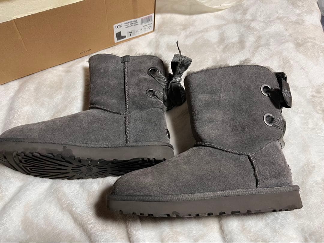UGG グレー リボン付き ムートンブーツ　ケアプロテクターと替えリボン付き