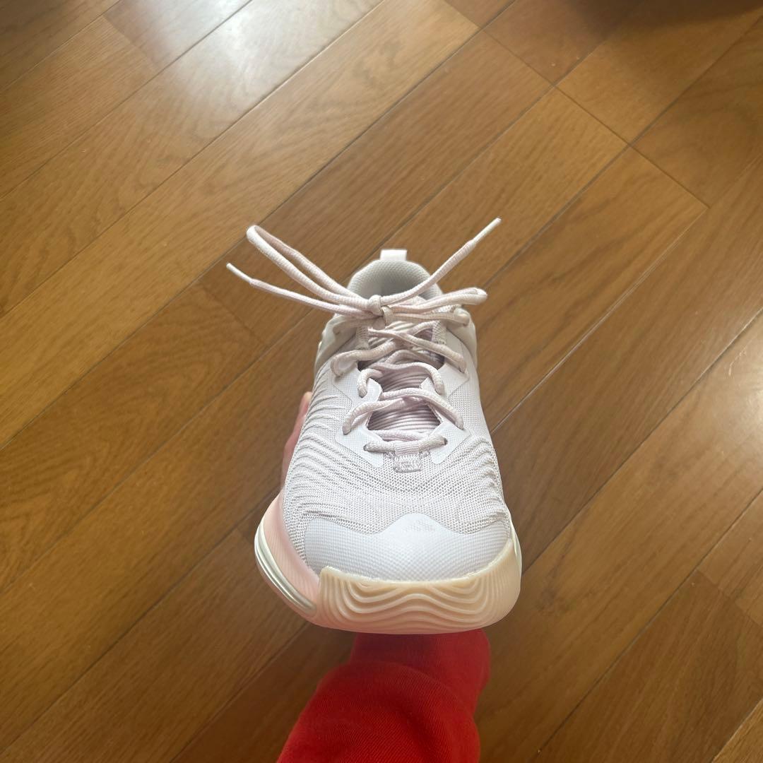 ピンク メッシュ バスケットボールシューズ