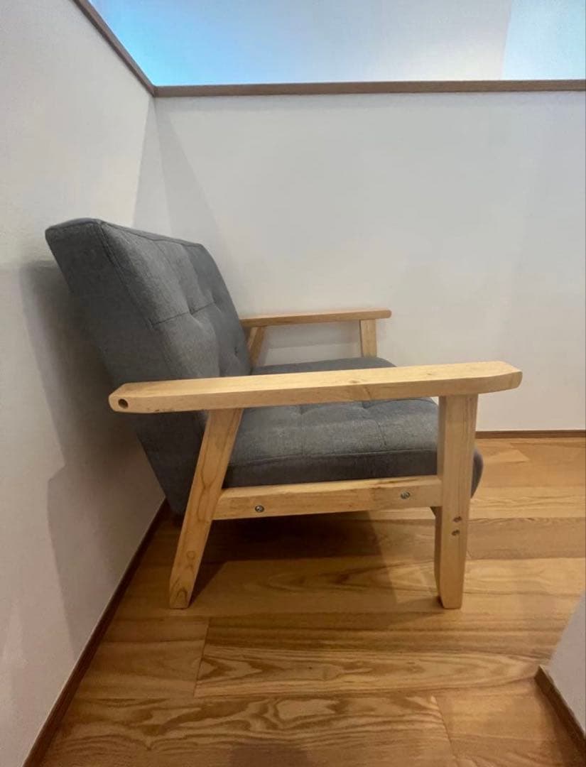 グレーの木製フレーム1人掛けソファ