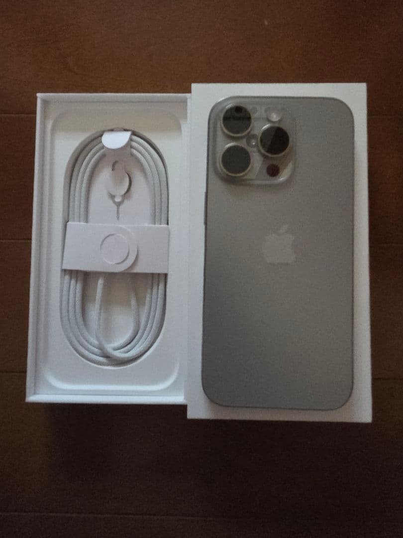 新品‼️ iPhone 16 Pro 256gbナチュラルチタニウム