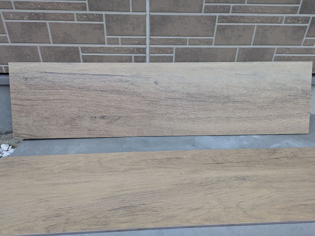 タイル石　今流行りの木目調のタイル42枚 ！