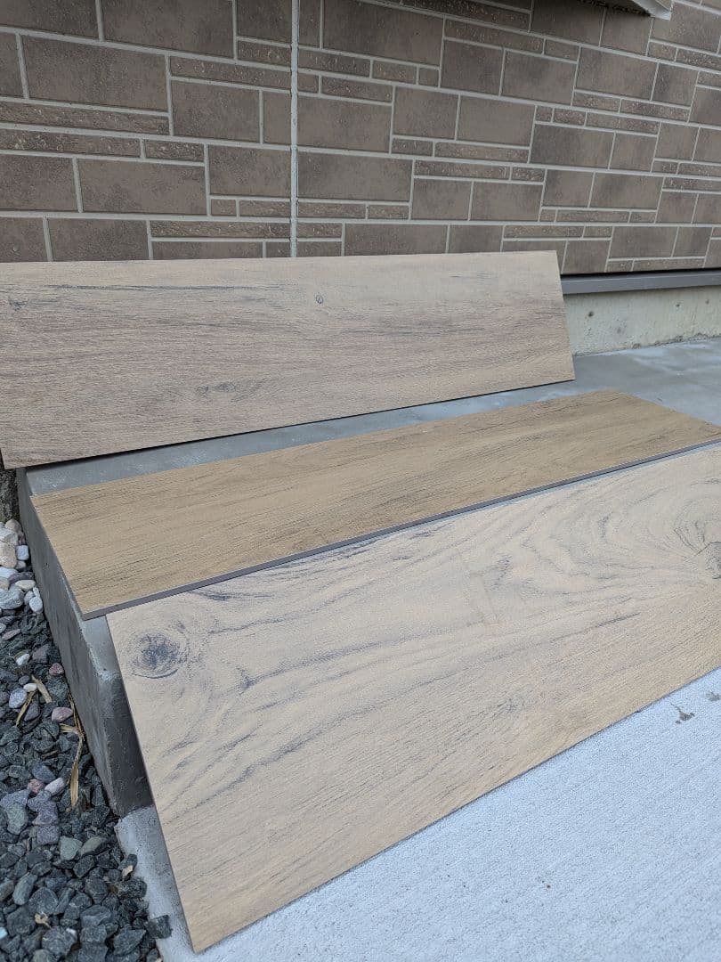 タイル石　今流行りの木目調のタイル42枚 ！