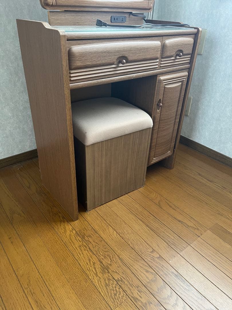 ブラウンのアーチ型ドレッサー アンティーク ライト付き 椅子付き