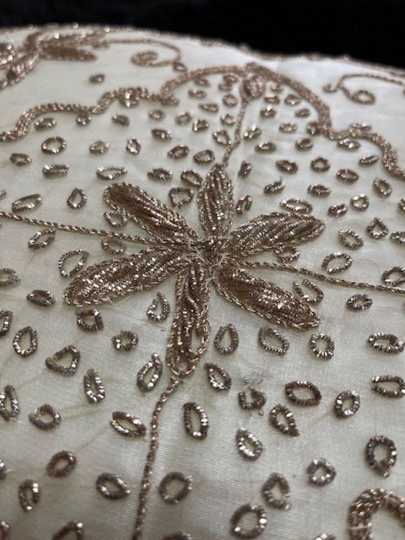 刺繍入りクッションカバー クリーム色