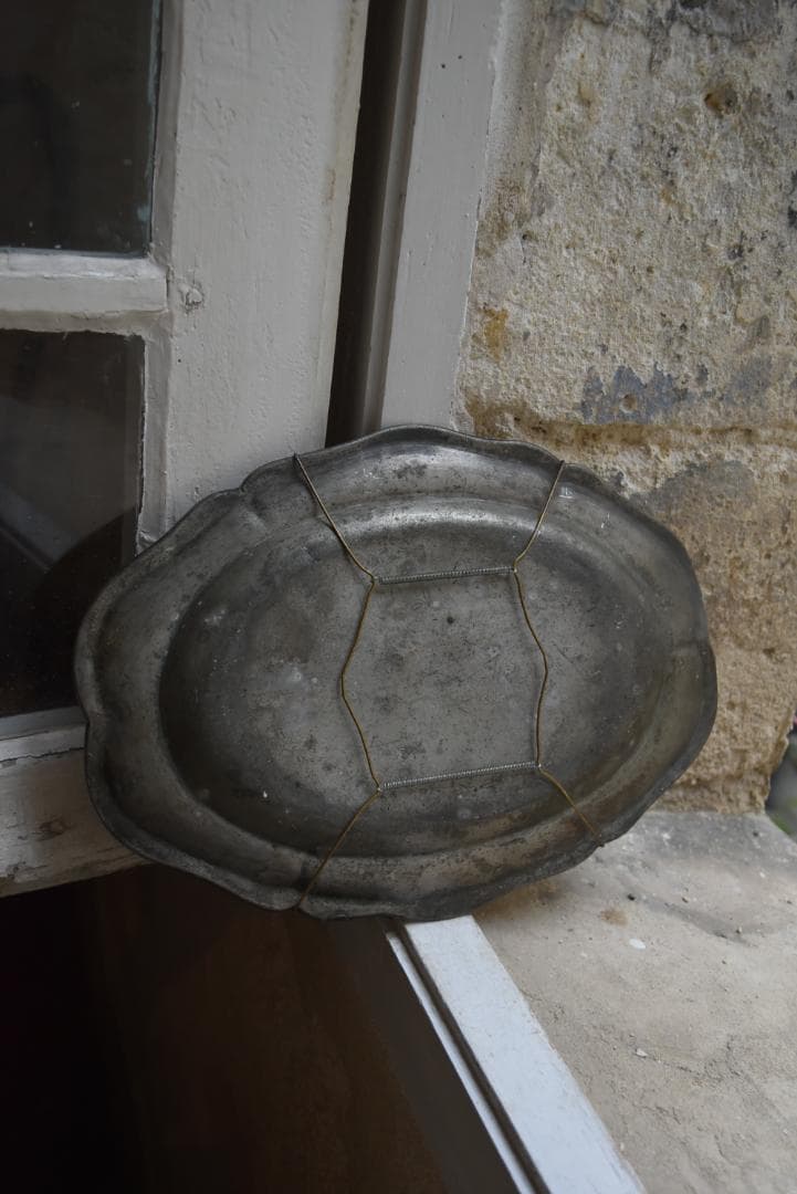 とても重いです！フランス19世紀　キズキズのエタン花リム楕円皿　アンティーク