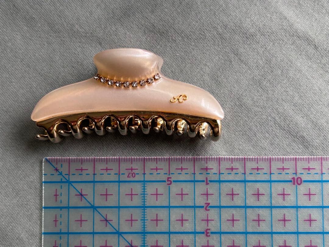 acca ストーン付きヘアクリップ ベージュ