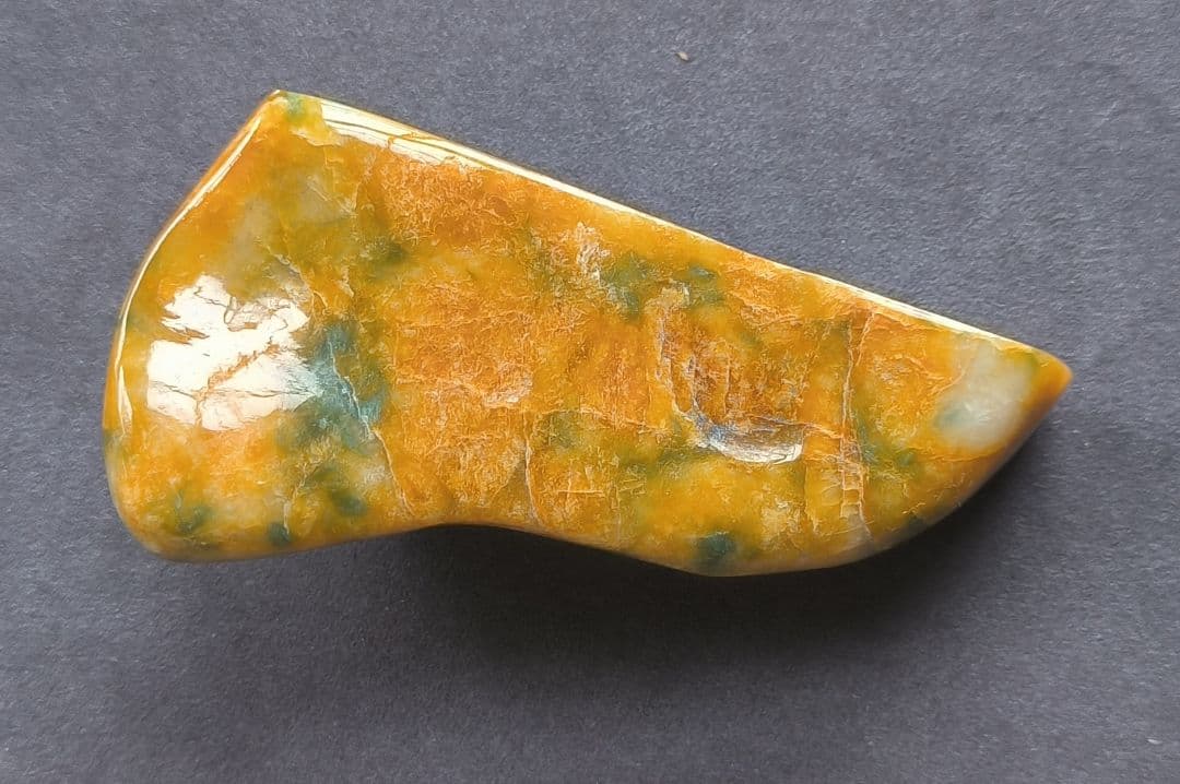 【貴重】ミャンマー産黄本翡翠（ジェダイト）の原石（204ｇ）