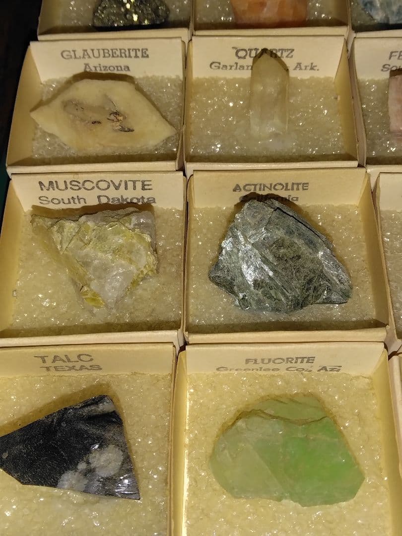 世界の鉱物標本セット　鉱物　鉱石　宝石　天然石　石　28点