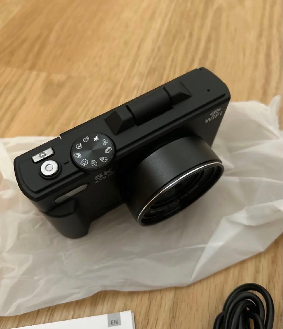 新品！デジカメ　コンパクト　5k ブラック　軽量　180度回転画面　自撮り大画面