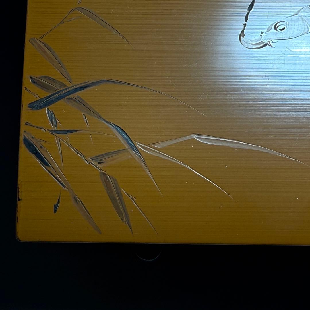 ◆竹製 漆塗片切彫 竹に鯉の図 小物入れ 煙草入れ在銘◆