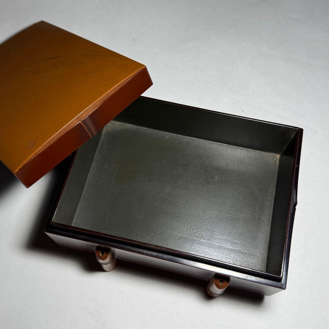 ◆竹製 漆塗片切彫 竹に鯉の図 小物入れ 煙草入れ在銘◆