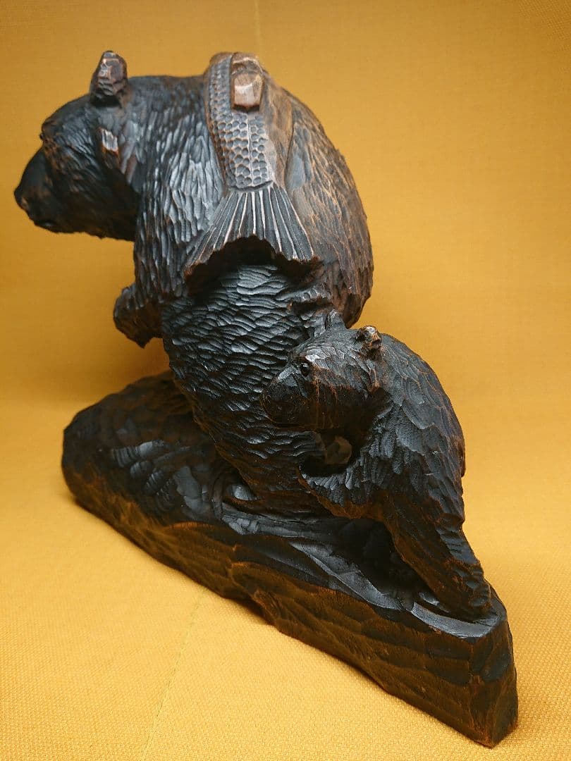 ガラス目　熊　鮭背負い　木彫　骨董　置物　インテリア　工芸品　美術品　A3428