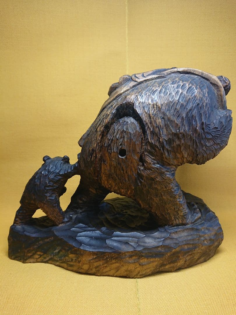 ガラス目　熊　鮭背負い　木彫　骨董　置物　インテリア　工芸品　美術品　A3428