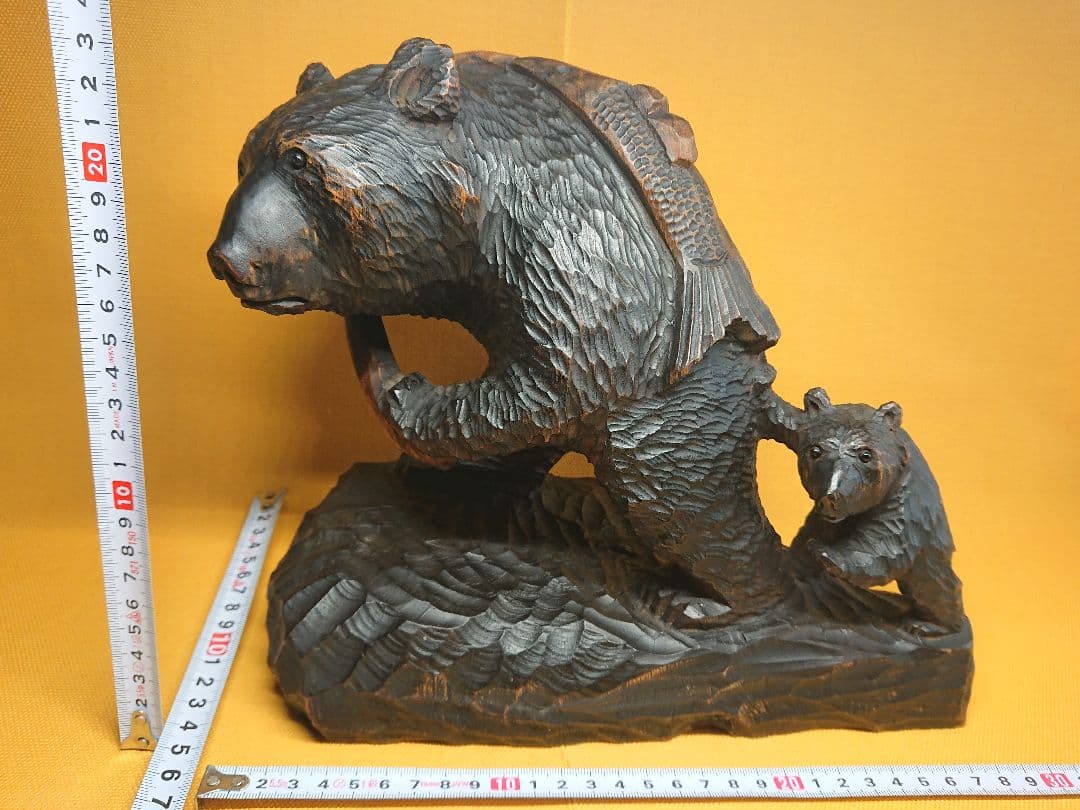 ガラス目　熊　鮭背負い　木彫　骨董　置物　インテリア　工芸品　美術品　A3428