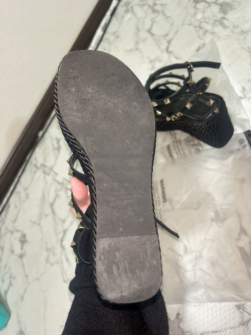 VALENTINO スタッズ付きブラックウェッジサンダル