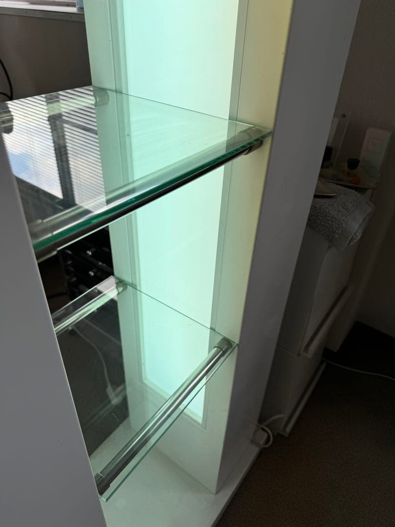 ホワイトシェルフ（ライト付）棚エステサロン