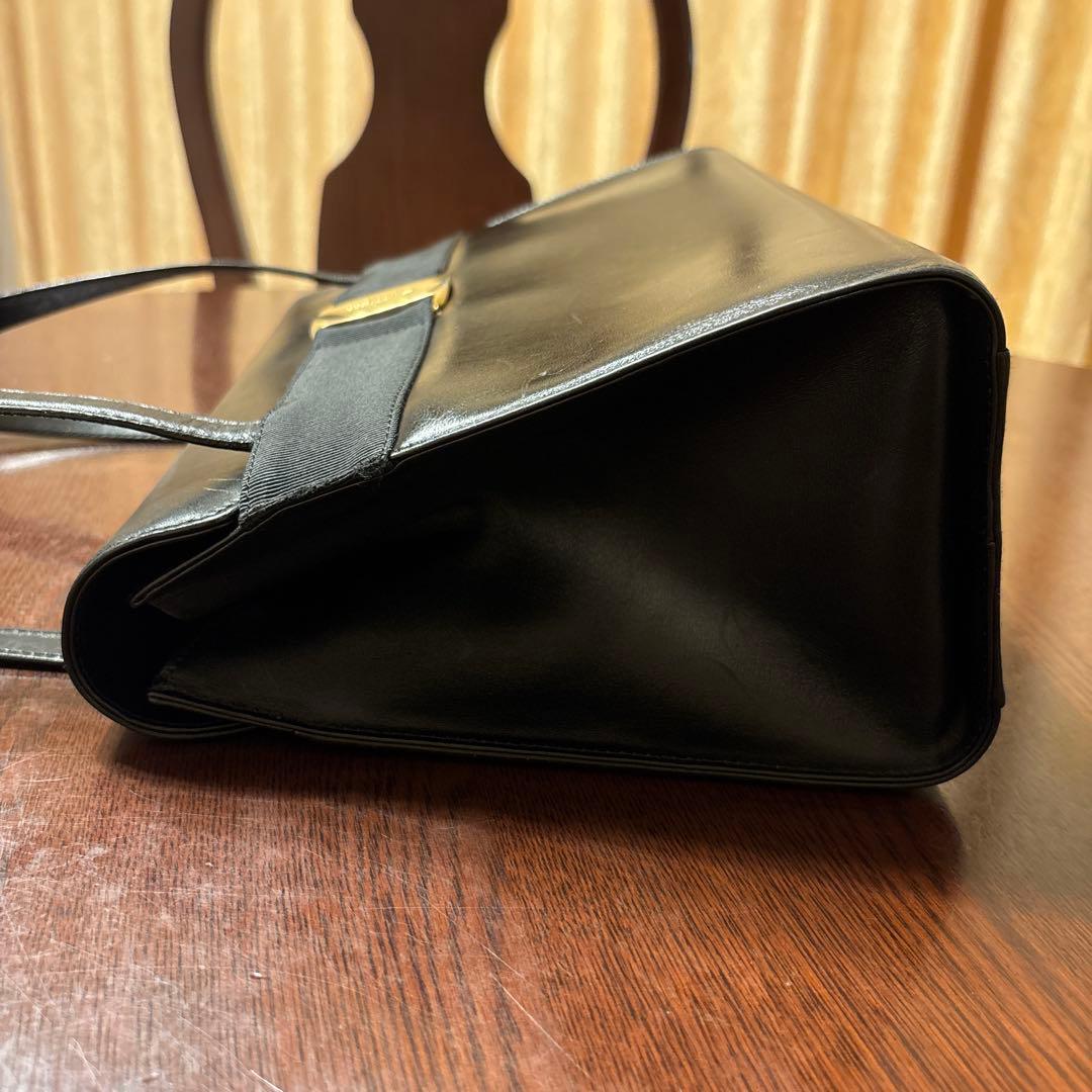 週末セール‼️フェラガモ ヴァラ　ショルダーバッグ　黒　大容量