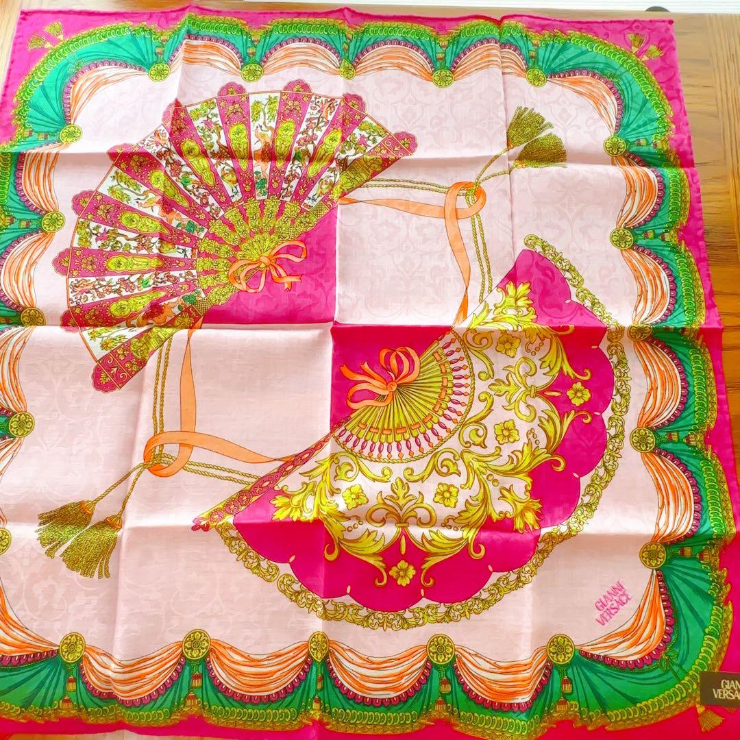 【新品】VERSACE 刺繍入り　アンティーク扇子柄　大判ハンカチ　ヴェルサーチ