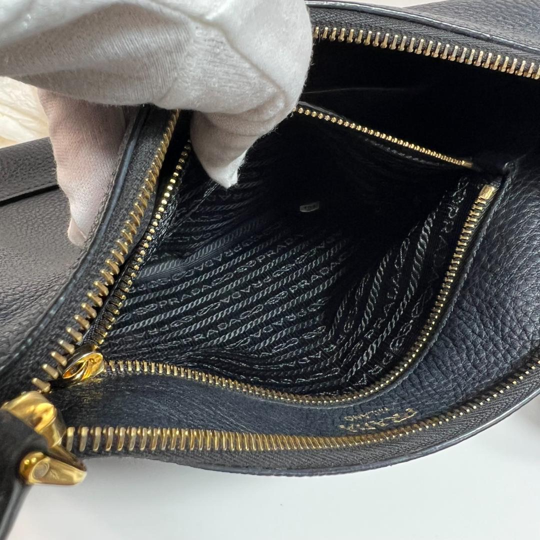 プラダ ショルダーバッグ ブラック 本革 1BC052 MBZ034