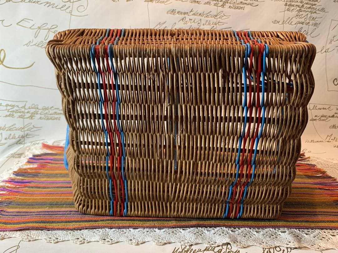フランス製　アンティーク　ビニールの編み込みの色合いと形が素敵なバスケット！