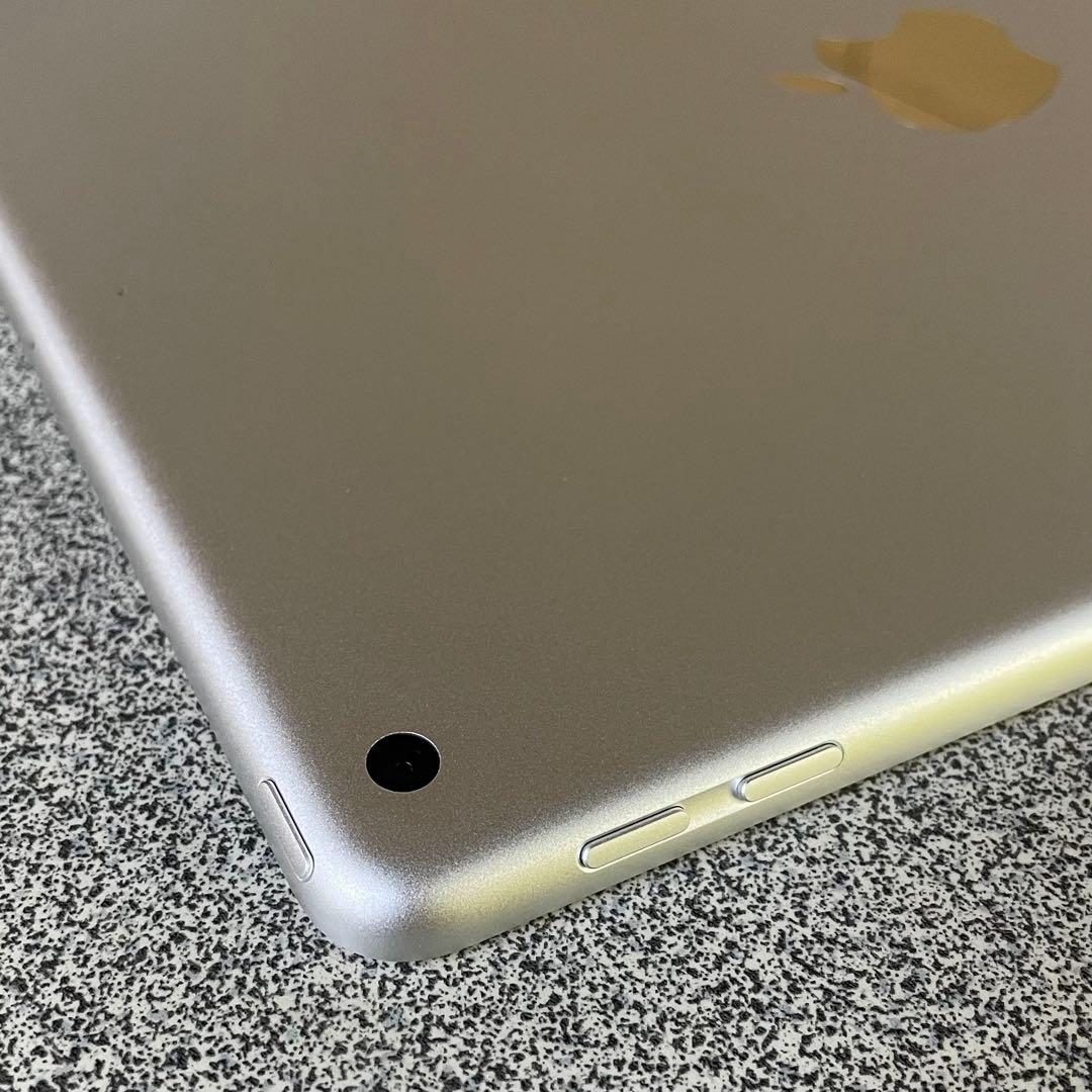 D8 iPad 第5世代 シルバー 32GB Wi-Fi A1822