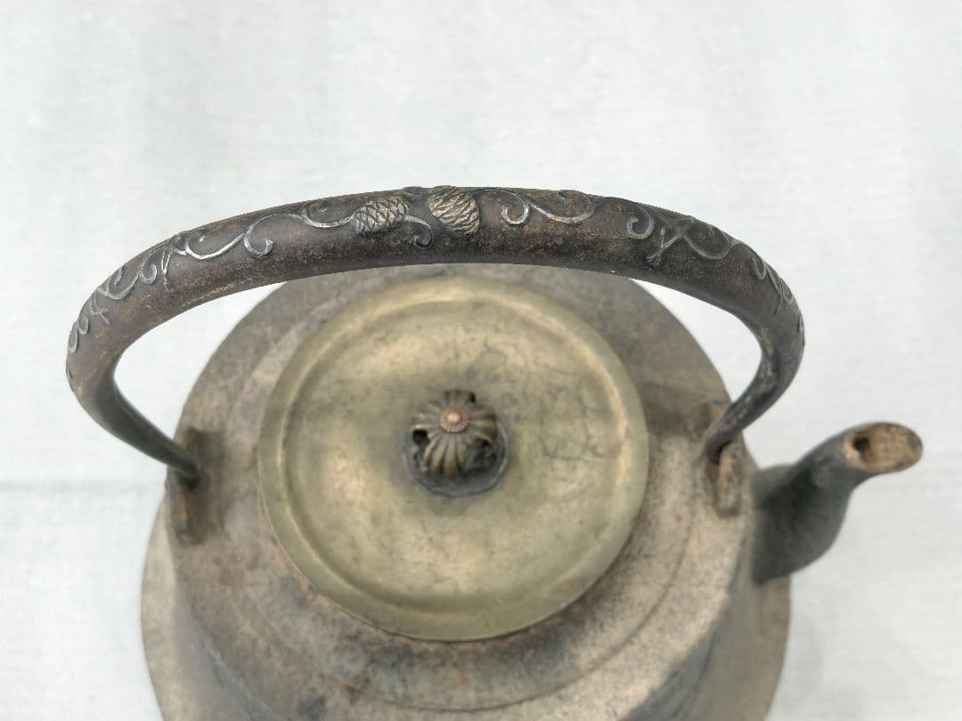 鉄製丸型鉄瓶 彫刻入りハンドル 銀象嵌