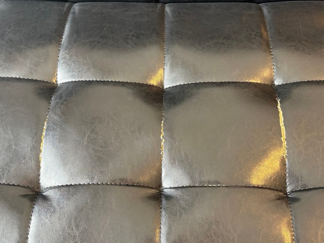 ヴィンテージ風 黒い合成皮革ソファ 2人掛け