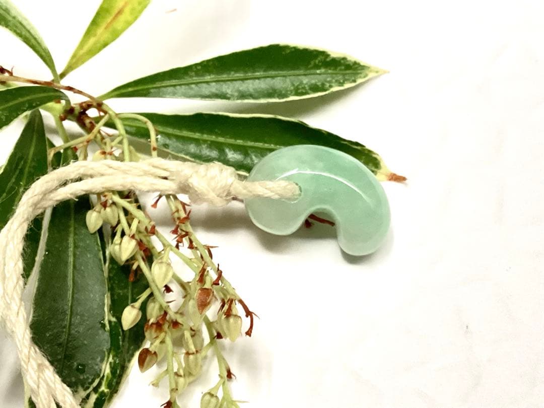 桁違いの極上品質　50年前のガラス質麻紐付保管品　糸魚川翡翠勾玉　鑑別書無し安価