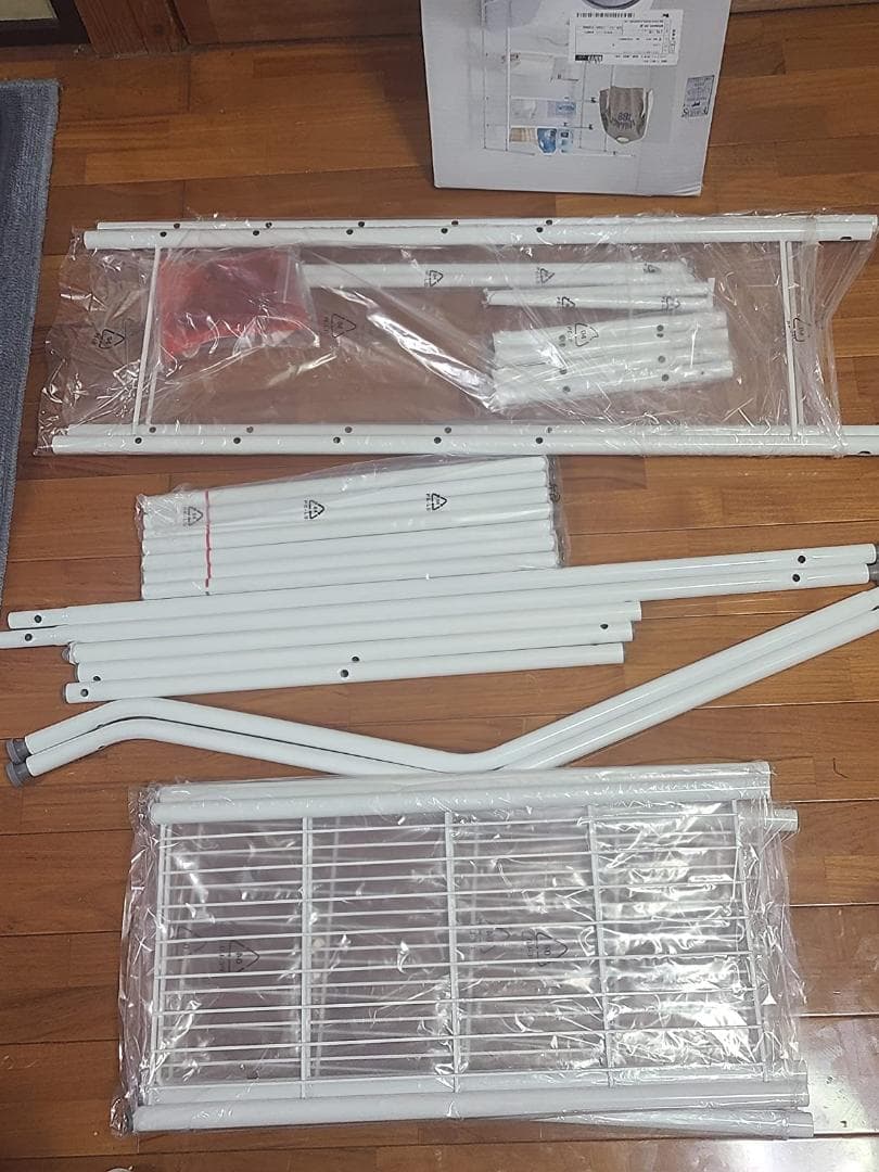 ホワイト 棚2段 丸パイプ タオル掛け付き ランドリーラック