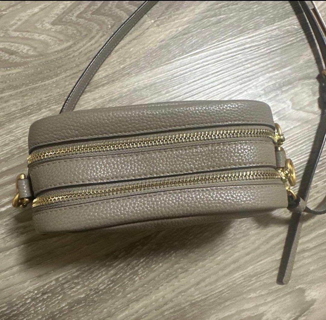 Tory Burch ペリー ボンベ ミニ カメラバッグ グレー　レザー