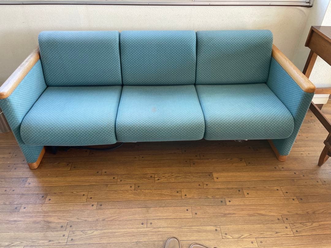 青い布張りの3人掛けソファ　送料込み