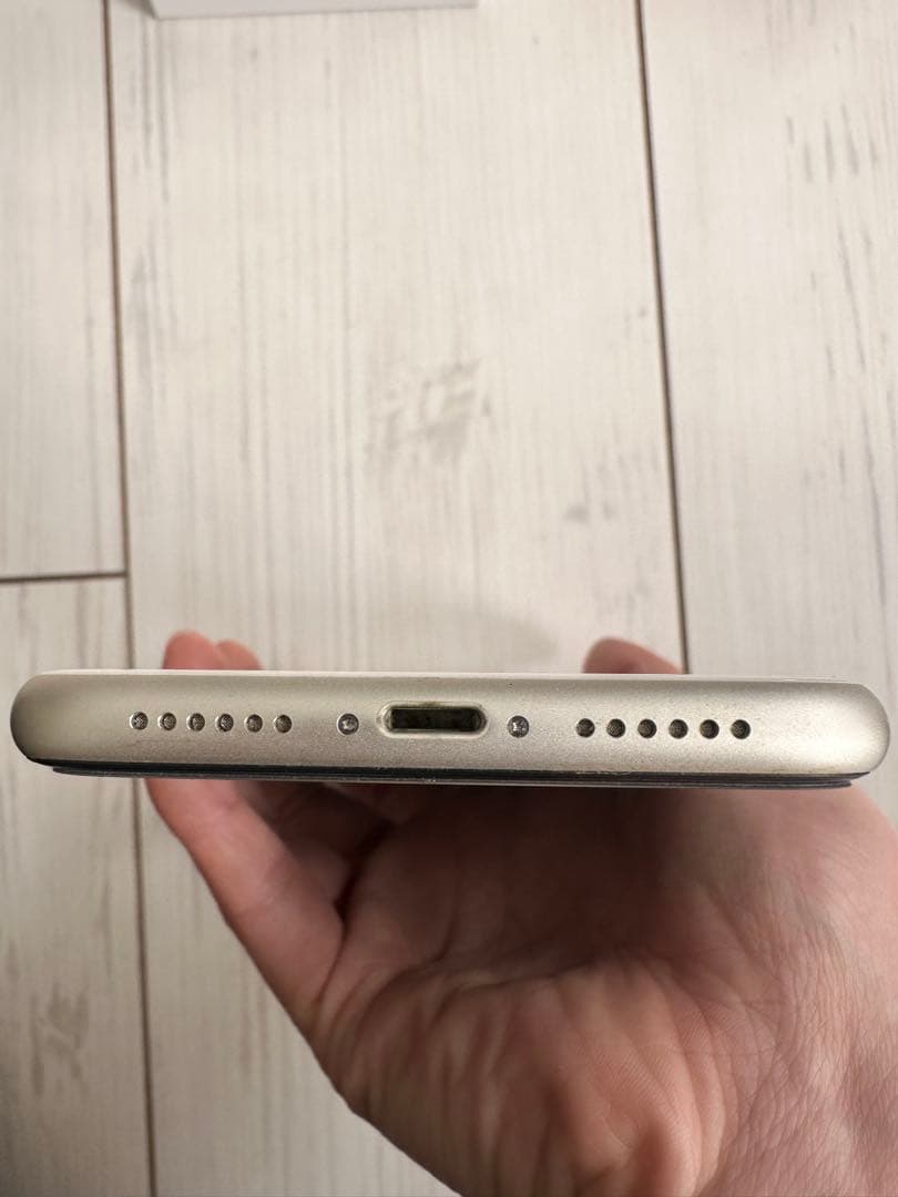 【美品】Apple iPhone 11 64GB ホワイト 本体